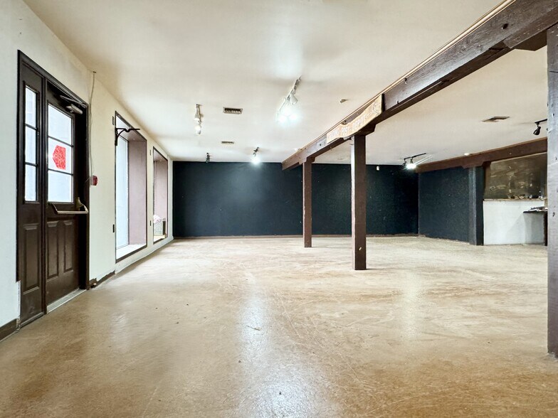 More Photos Of 16 E Bridge St, Spring City Warehouse For Lease