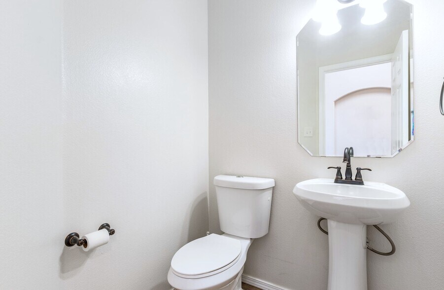 More Photos Of 200 Aldaba Cir NE, Rio Rancho Flex For Sale