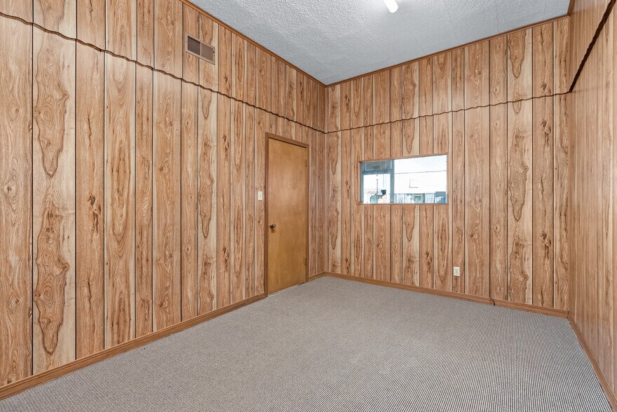 More Photos Of 155 N Broadway Ave, Booneville Storefront For Sale