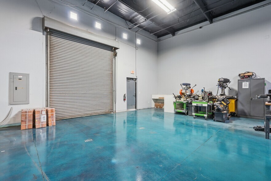 More Photos Of 3401 E Harbour Dr, Phoenix Light Manufacturing For Lease