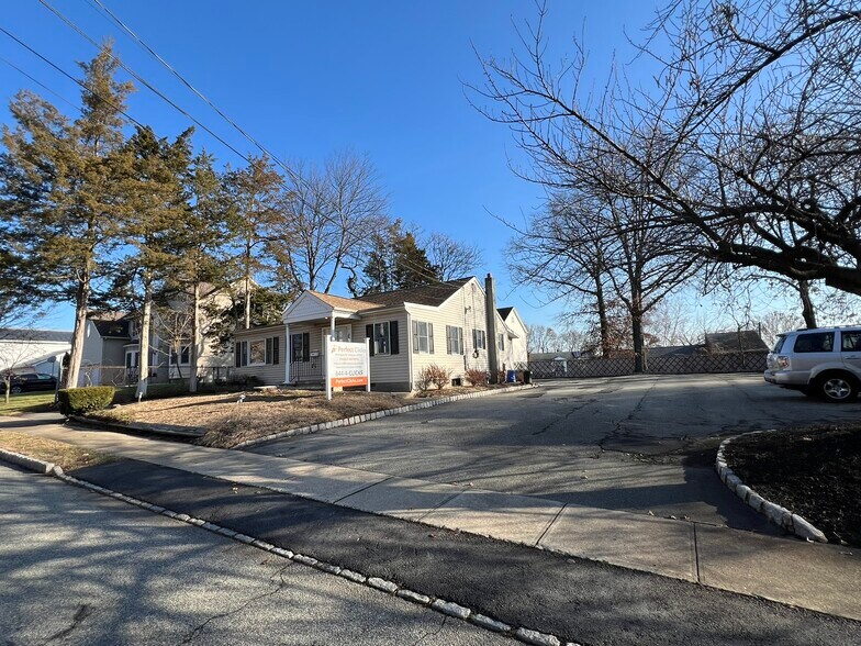 More Photos Of 354 Kingston Rd, Parsippany Office Residential For Lease