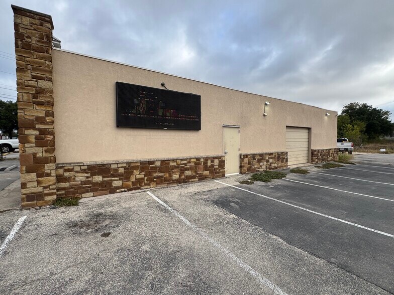 More Photos Of 604 N Bell Blvd, Cedar Park Freestanding For Lease
