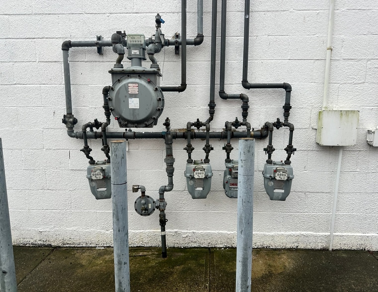 More Photos Of 422-426 Great East Neck Rd, West Babylon Warehouse For Sale