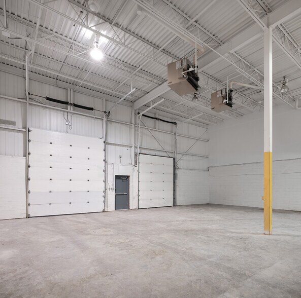 More Photos Of 5520-5576 Boul Des Rossignols, Laval Warehouse For Lease