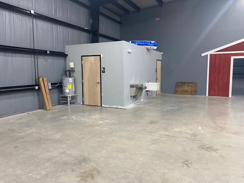 More Photos Of 12481 Creekside, Largo Warehouse For Lease