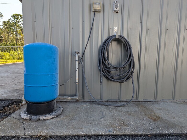 More Photos Of 927 NE 24th Ln, Cape Coral Warehouse For Sale