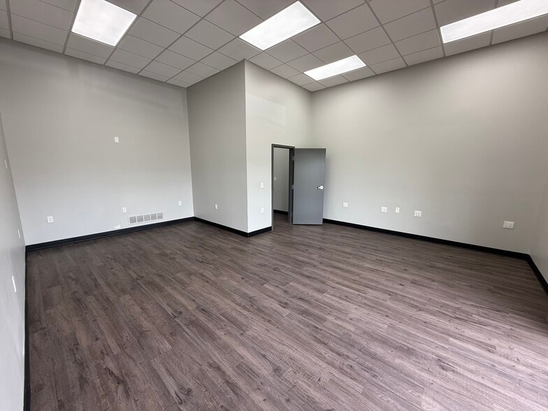More Photos Of 11574 E Gondola St, Sharonville Warehouse For Lease