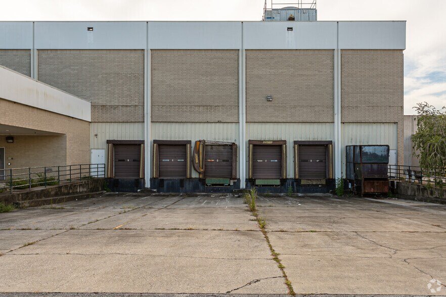 More Photos Of 1700 W International Speedway Blvd, Daytona Beach Department Store For Sale