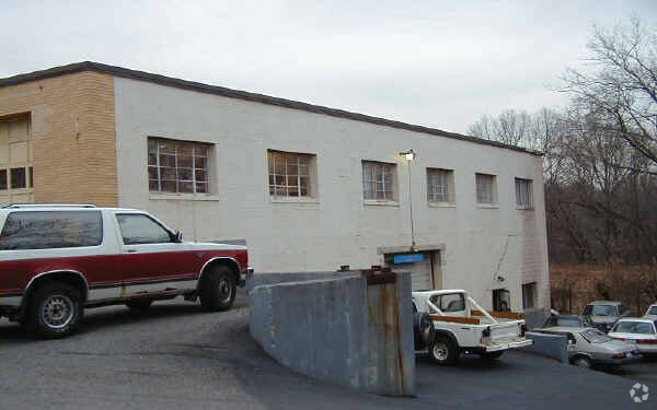 More Photos Of 50 Thayer Rd, Waltham Warehouse For Lease