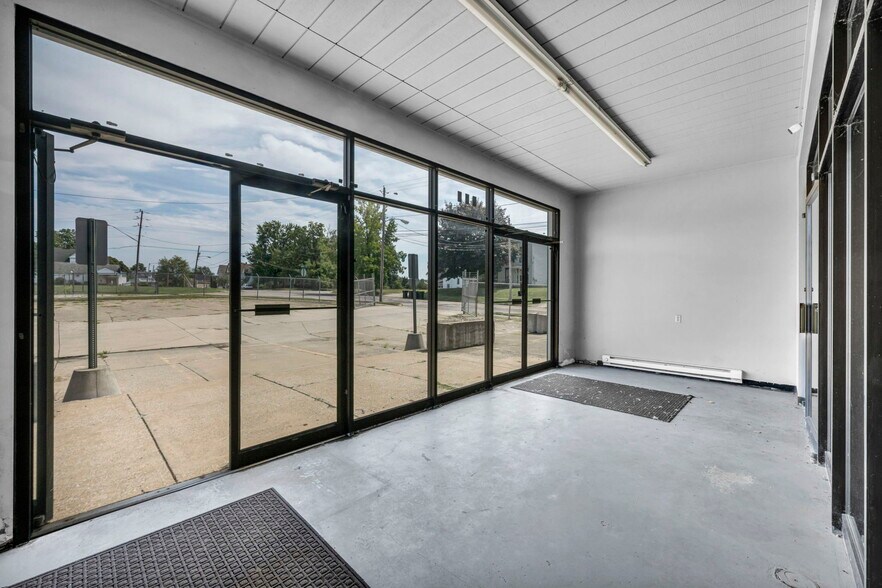 More Photos Of 215 W Bridge St, Elyria General Retail For Sale