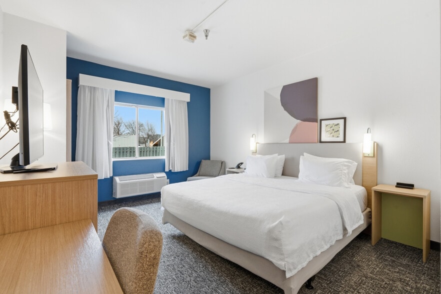 More Photos Of 2705 48th Ave, Moline Hotel For Sale