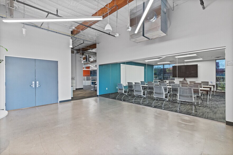 More Photos Of 2410 W Royal Palm Rd, Phoenix Light Manufacturing For Sale