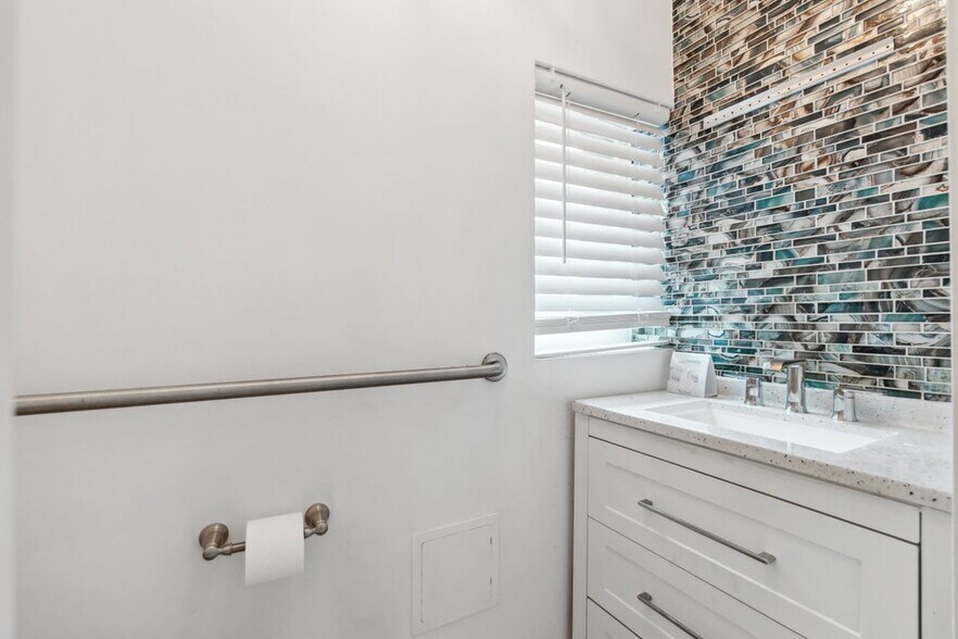 More Photos Of 519-521 N Charles St, Baltimore Office For Sale