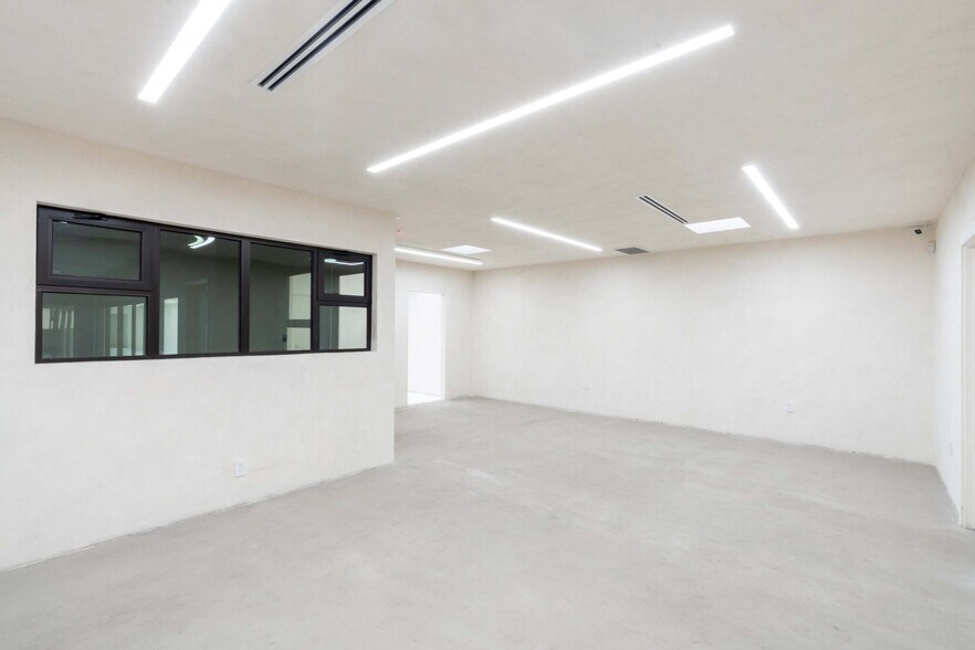 More Photos Of 8271 Beverly Blvd, Los Angeles Restaurant For Lease