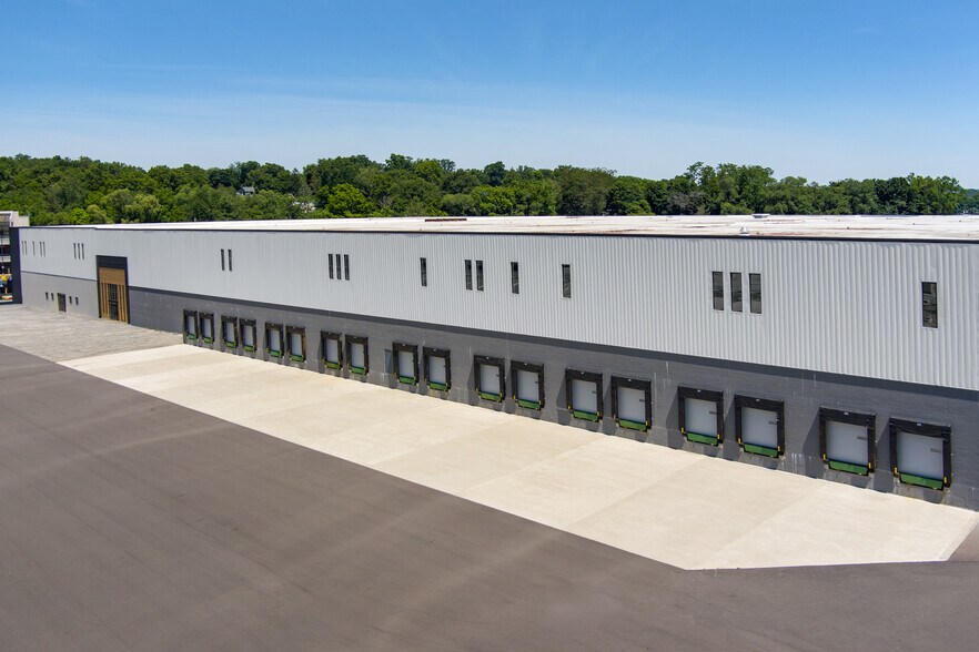More Photos Of 102 Dolson Ave, Middletown Distribution For Lease