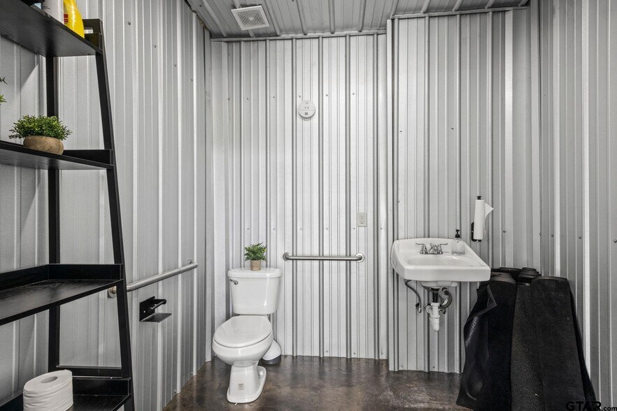 More Photos Of 908 W Broadway St, Winnsboro Flex For Sale