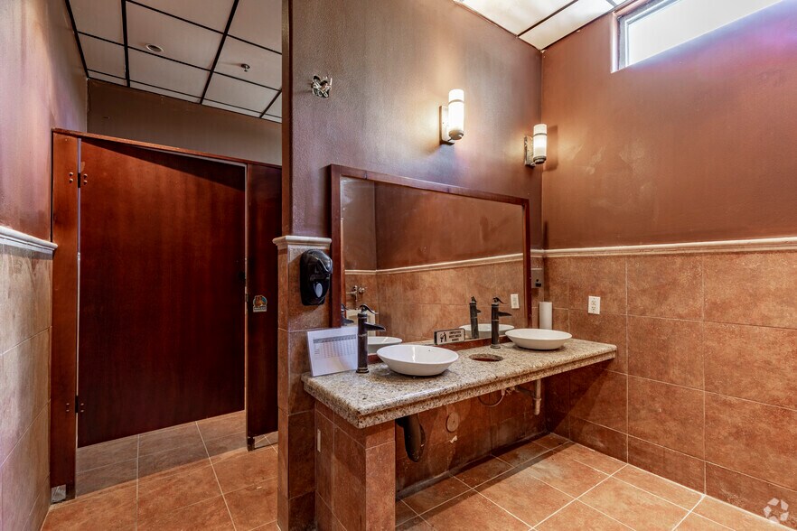 More Photos Of 17660 Henderson Pass, San Antonio Restaurant For Sale