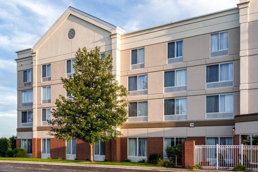 More Photos Of 455 Riverstone Pky, Kankakee Hotel For Sale