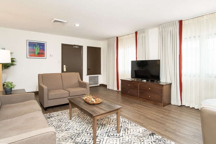 More Photos Of 301 W State Route 89A, Cottonwood Hotel For Sale