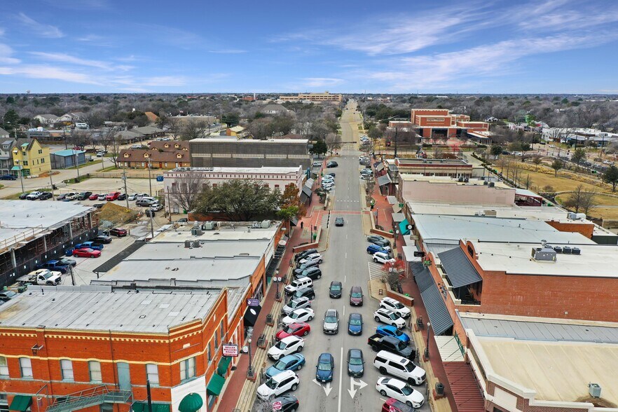 More Photos Of 150 W Main St, Lewisville Bar For Lease