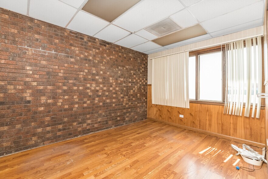 More Photos Of 4700 W 137th St, Crestwood Warehouse For Lease