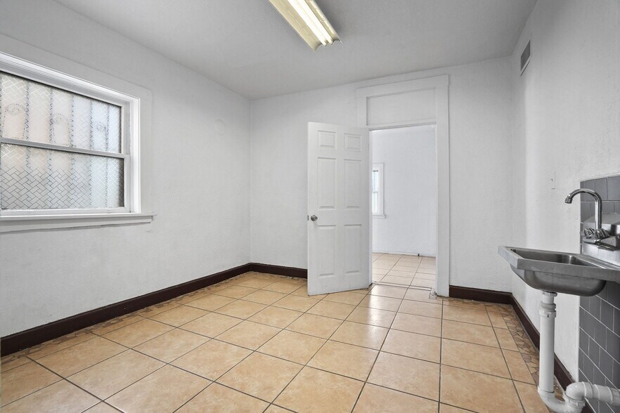 More Photos Of 2422 Montana Ave, El Paso Storefront Retail Office For Sale