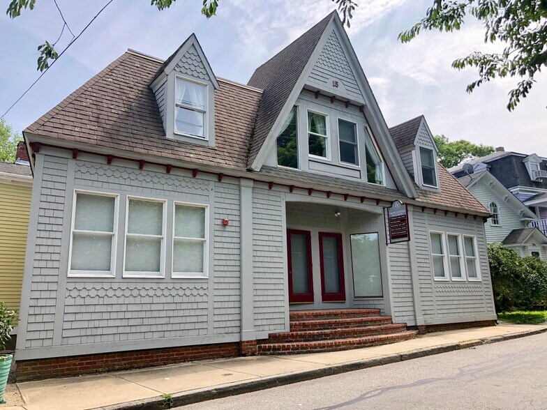 Primary Photo Of 15 Old Beach Rd, Newport Medical For Sale