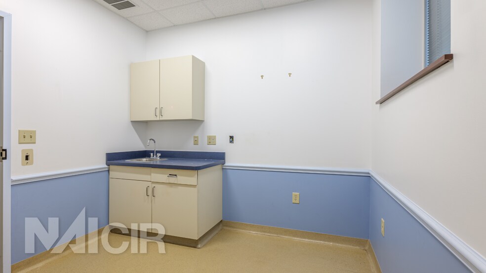 More Photos Of 400 W Lancaster Ave, Shillington Veterinarian Kennel For Sale