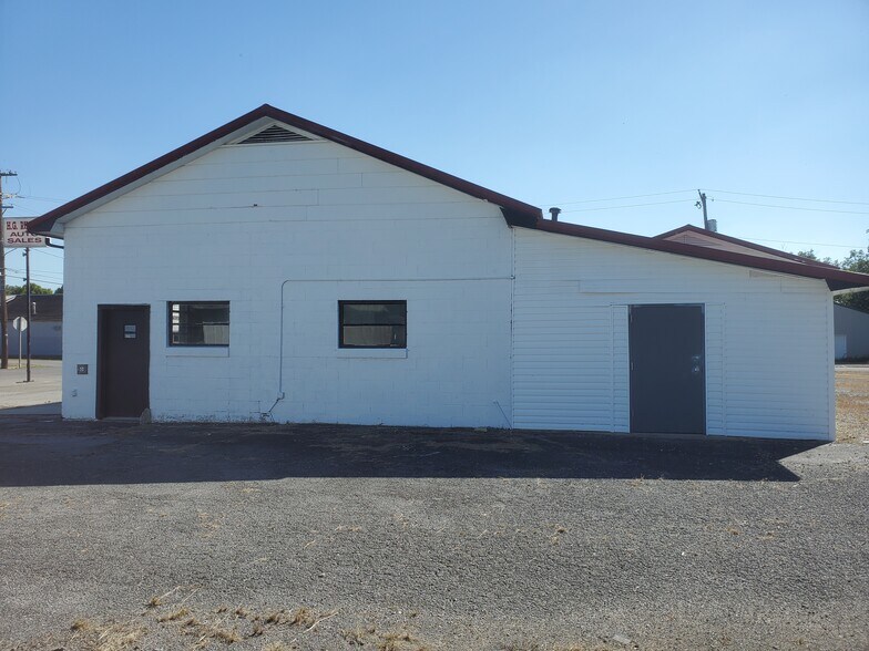 More Photos Of 401 N 3rd St, Lilbourn Flex For Sale