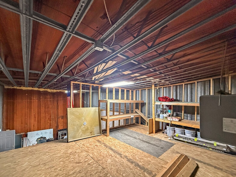 More Photos Of 10980 NE Hubbell Rd, Maxwell Industrial For Sale