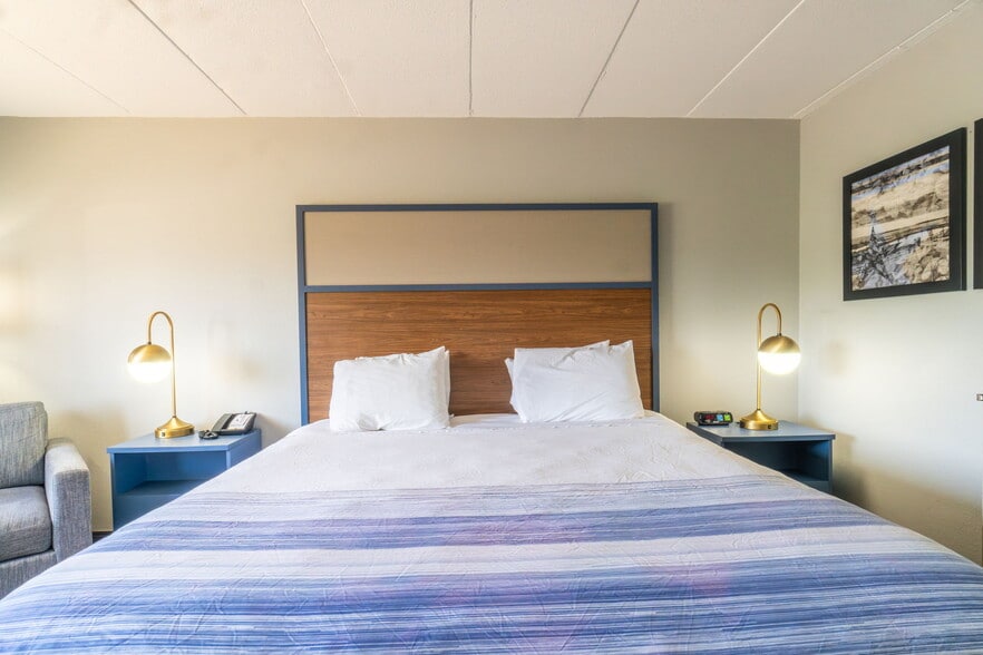 More Photos Of 4230 S Lewis Blvd, Sioux City Hotel For Sale