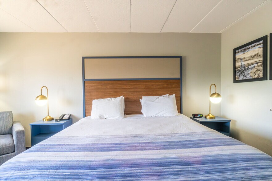 More Photos Of 4230 S Lewis Blvd, Sioux City Hotel For Sale
