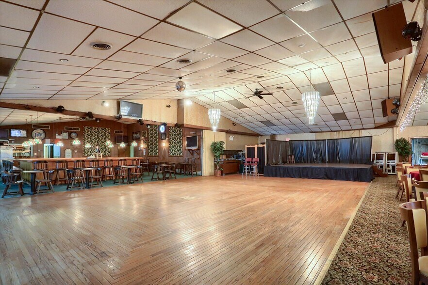 More Photos Of 145 Chamberlaine Ave, Pottsville Restaurant For Sale