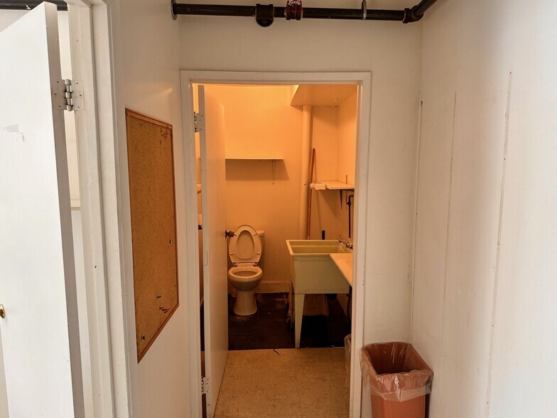 More Photos Of 585 Quarry Rd, San Carlos Warehouse For Lease