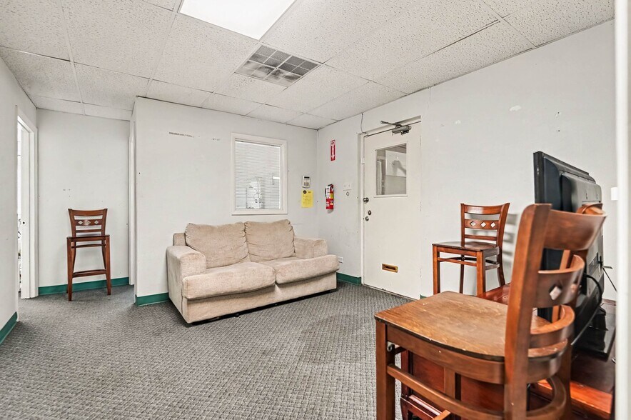 More Photos Of 516-528 Main St, Hamilton Office For Sale