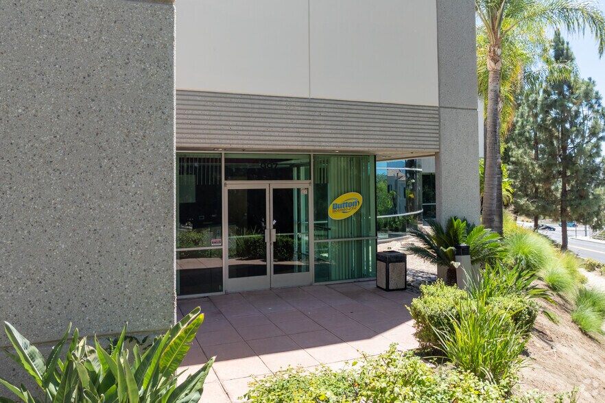 More Photos Of 997 Flower Glen St, Simi Valley Manufacturing For Lease