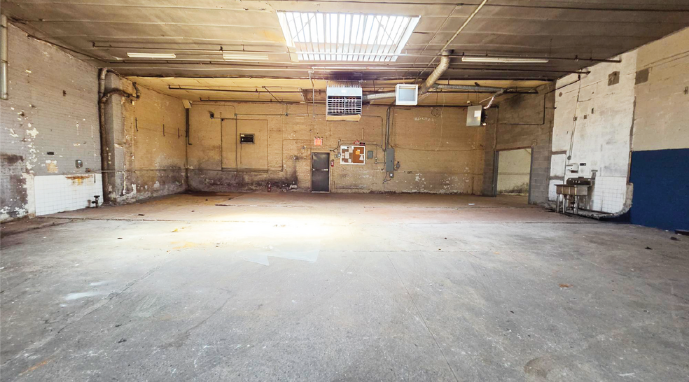 More Photos Of 11 Clinton Ave, Brooklyn Warehouse For Lease
