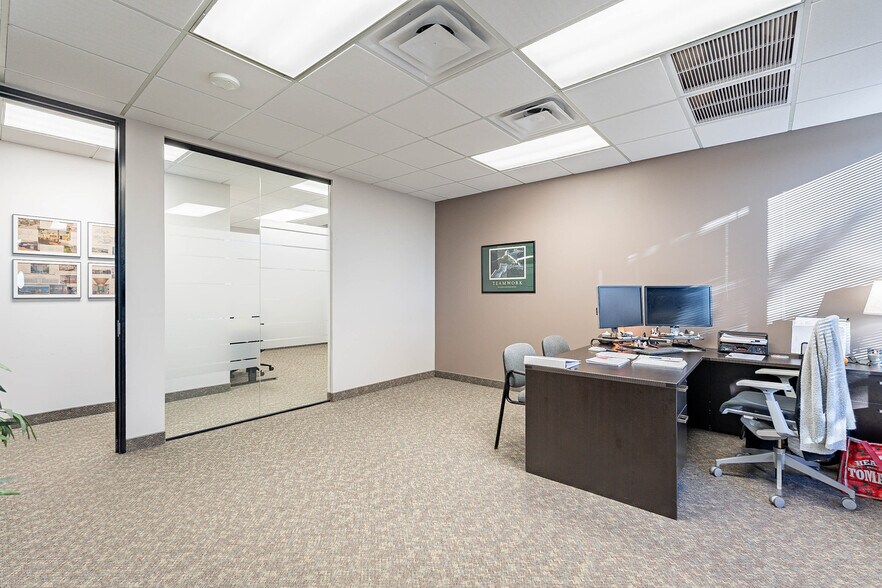 More Photos Of 7310 N 16th St, Phoenix Office For Lease