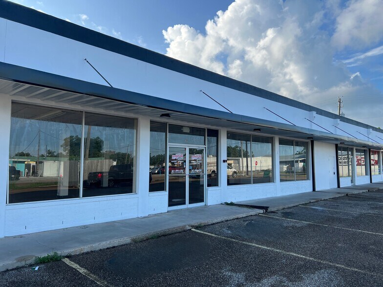 More Photos Of 703 E Rio Grande St, Victoria Storefront Retail Office For Sale