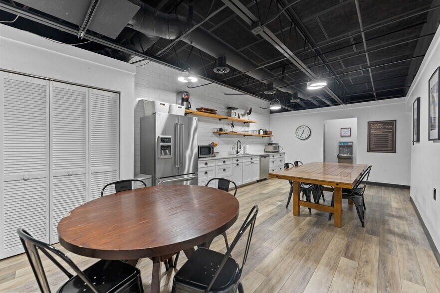 More Photos Of 7490 N 30th Ave, Saint Petersburg Showroom For Sale