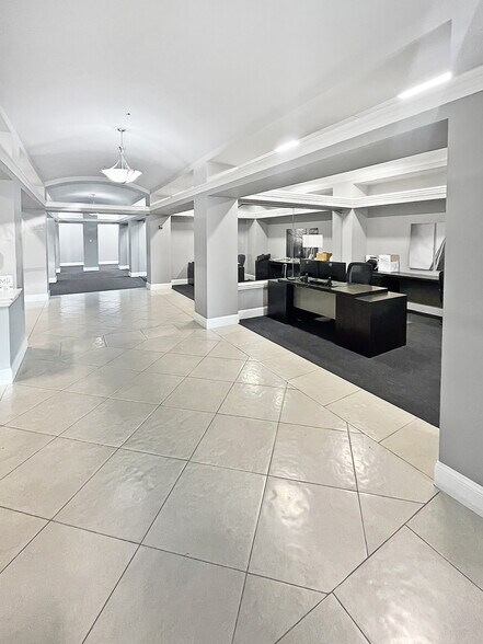 More Photos Of 90 Volunteer Dr, Hendersonville Flex For Sale