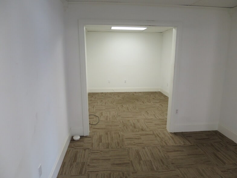 More Photos Of 871 S Cooper St, Memphis Light Distribution For Sale