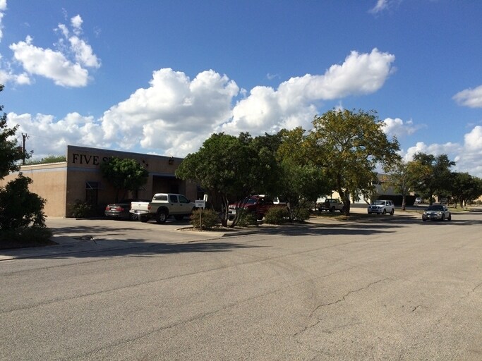 More Photos Of 4727-4729 Shavano Oak, San Antonio Showroom For Lease