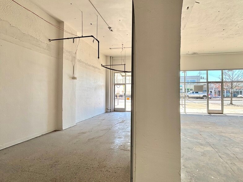 More Photos Of 300-308 W Jefferson Blvd, Dallas Storefront For Lease
