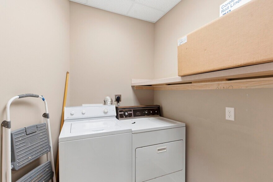 More Photos Of 5540-5550 N Farmer Branch Rd, Ozark General Retail For Sale