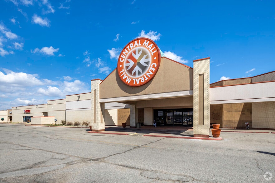 Primary Photo Of 2259 S 9th St, Salina Unknown For Lease