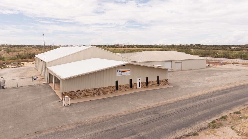 More Photos Of 110 CR 141, Sweetwater Manufacturing For Lease