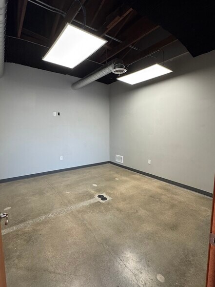 More Photos Of 12911 Us-71 Hwy, Grandview Freestanding For Lease