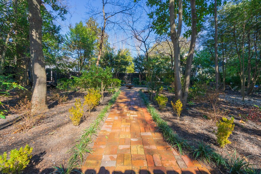 More Photos Of 132 E College St, Griffin Hospitality For Sale
