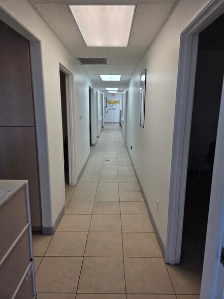 More Photos Of 22062 Ventura Blvd, Woodland Hills Freestanding For Lease
